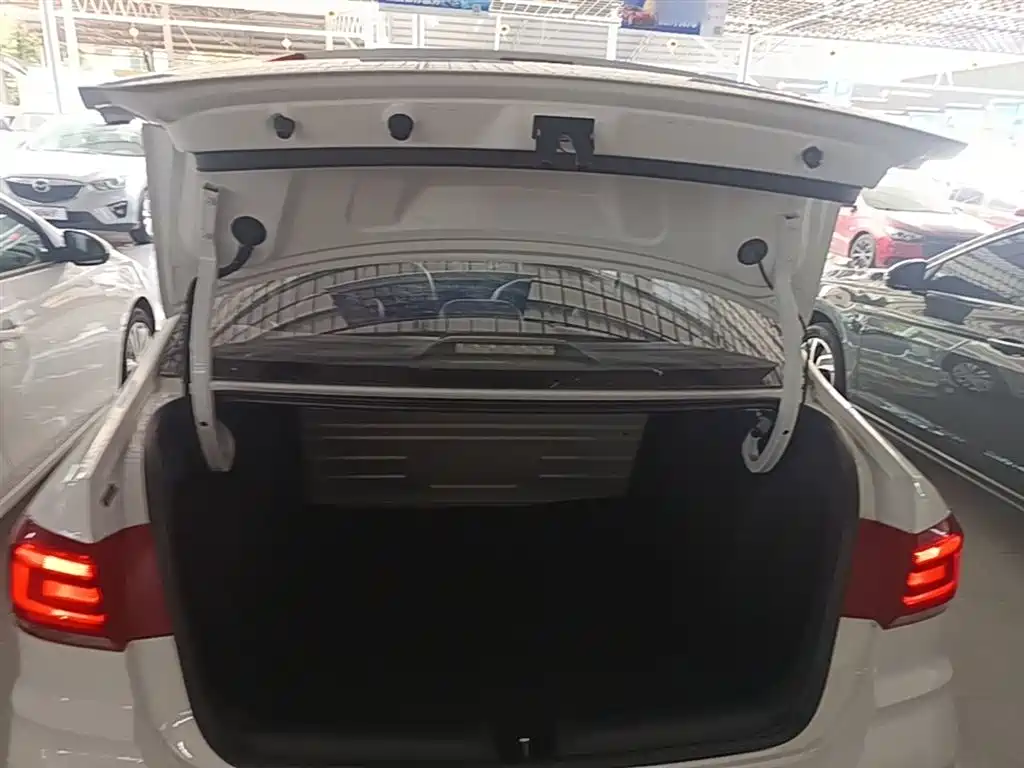 Volkswagen Santana 2016 1.6L Automatic Trend Edition фото 19