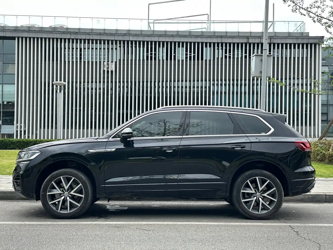 Volkswagen Touareg 2019 3.0TSI Sharp Edge Edition China VI фото 3
