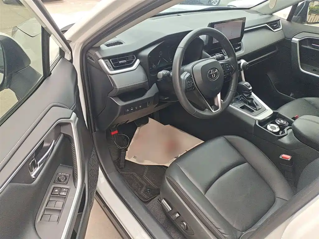 Toyota RAV4 Rongfang 2023 2.0L CVT 2WD 20th Anniversary Platinum Edition фото 16