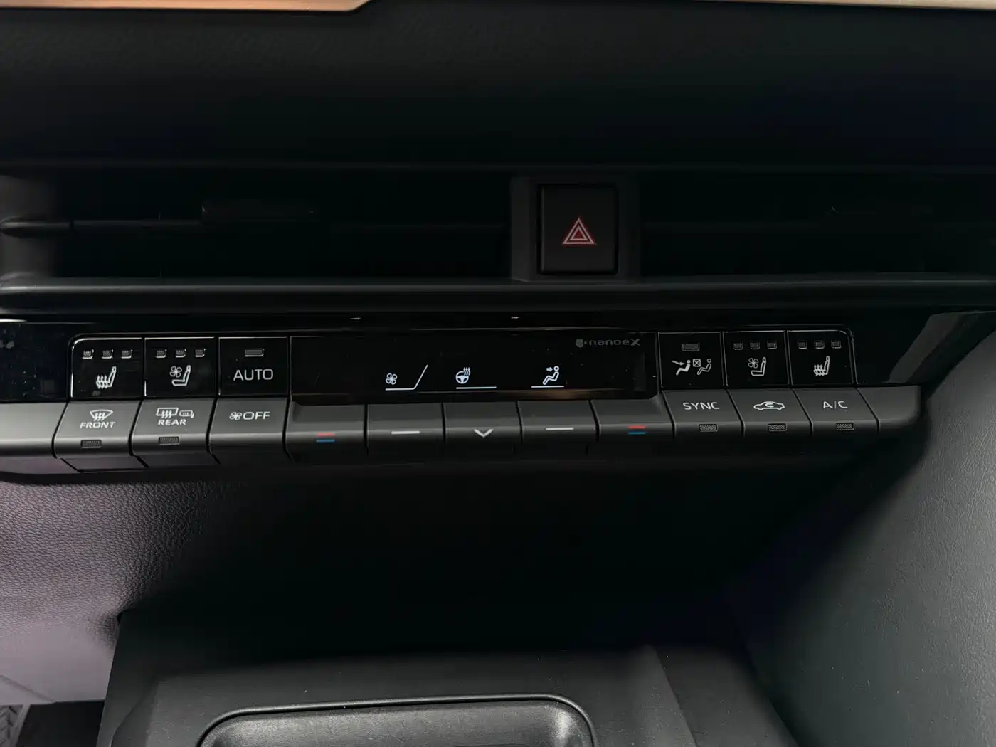 Toyota Crown SportCross 2023 2.5L SportCross HEV FWD Premium Edition фото 10