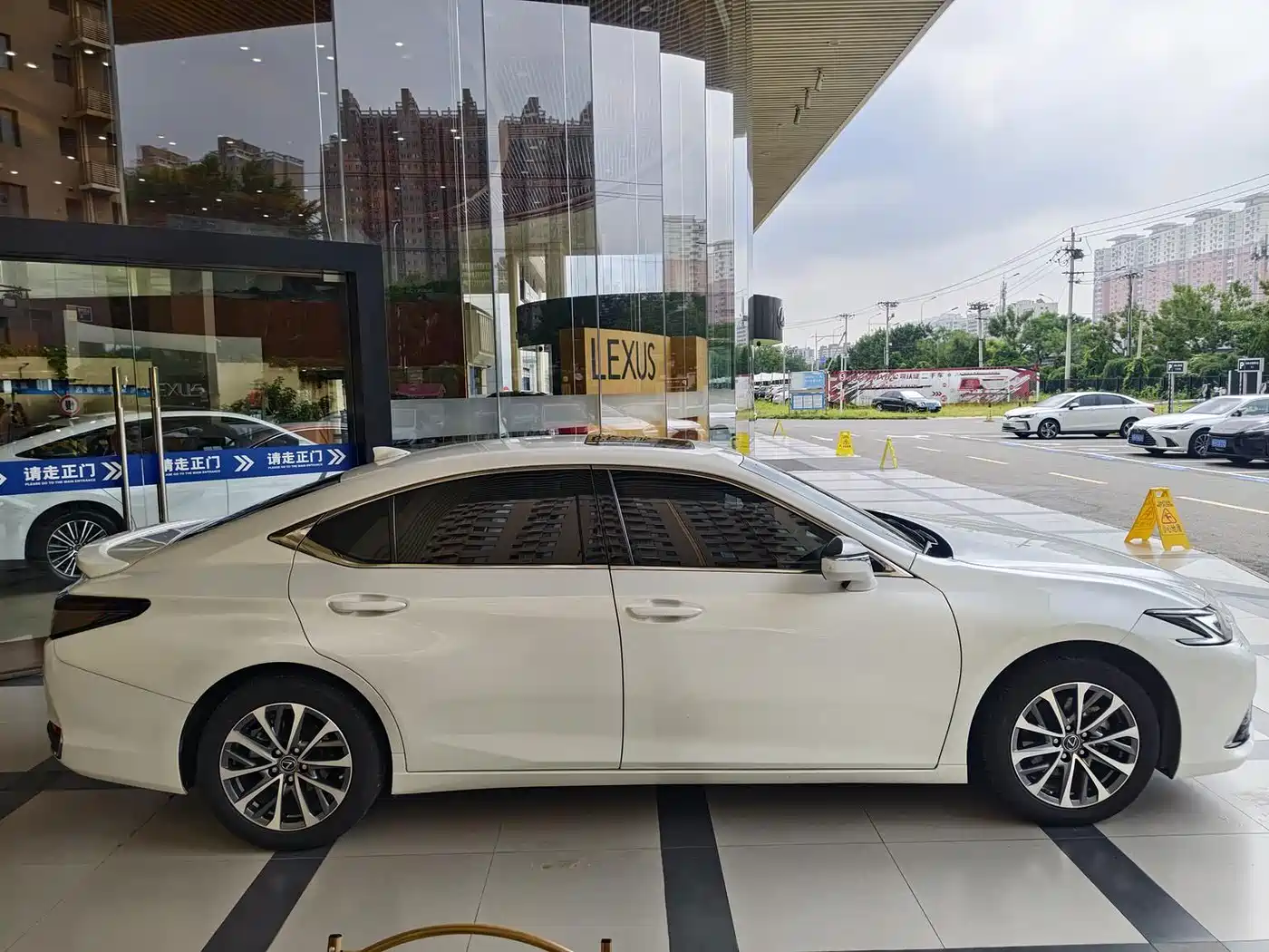 Lexus ES 2025 2025 300h Ultimate Edition
