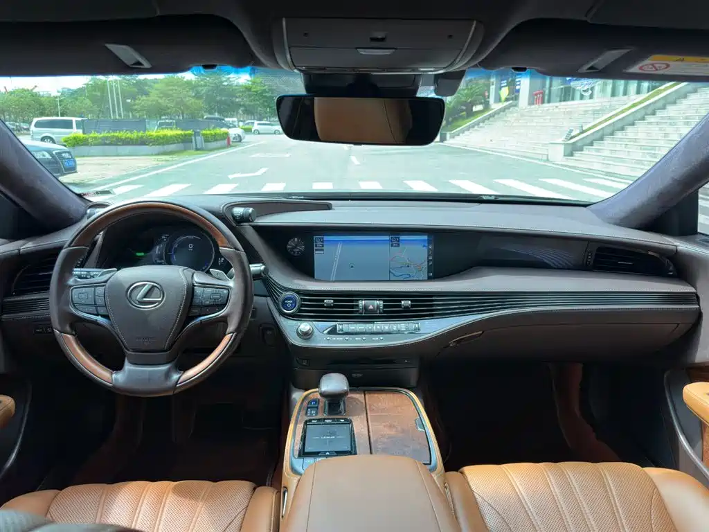 Lexus LS 2018 500h Executive Edition China V фото 18