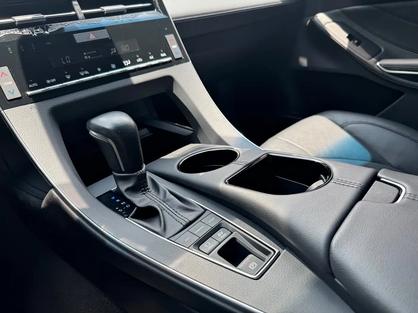 Toyota Avalon 2019 Hybrid 2.5L Luxury Edition China V фото 22