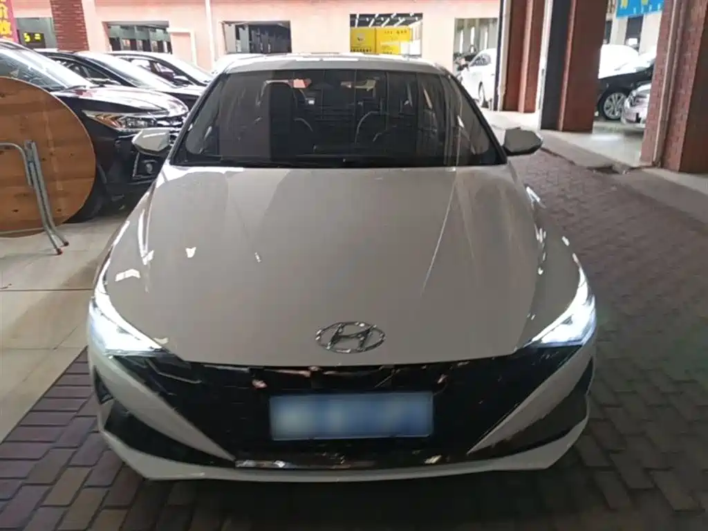 Hyundai Elantra 2021 1.5L CVT LUX Premium Edition фото 3