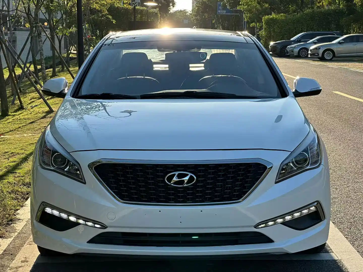 Photo 2 - Hyundai Sonata