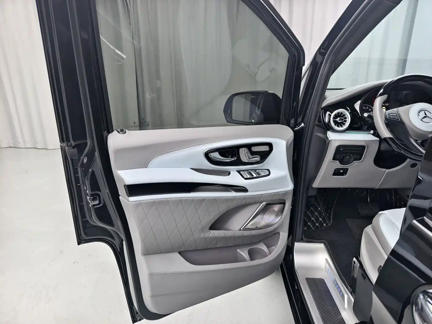 Mercedes-Benz Vito 2023 2.0T Business 7-Seater фото 7