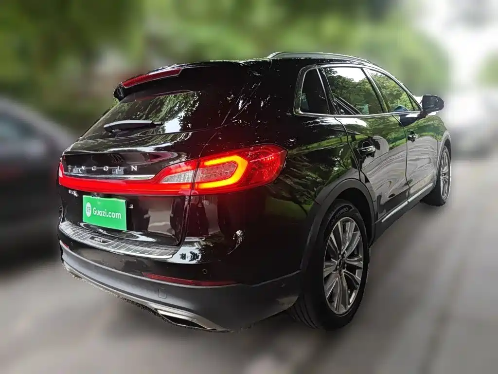 Photo 4 - Lincoln MKX