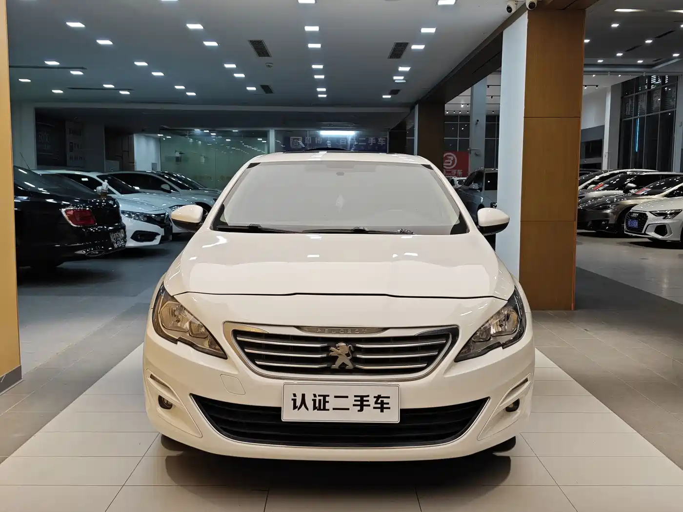 Peugeot 408 2015 Model 1.2T Automatic Luxury Edition фото 4