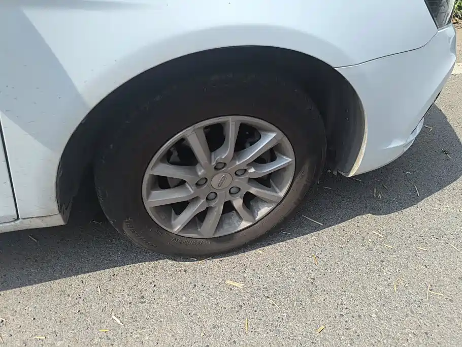 Фото 6 - Geely Emgrand