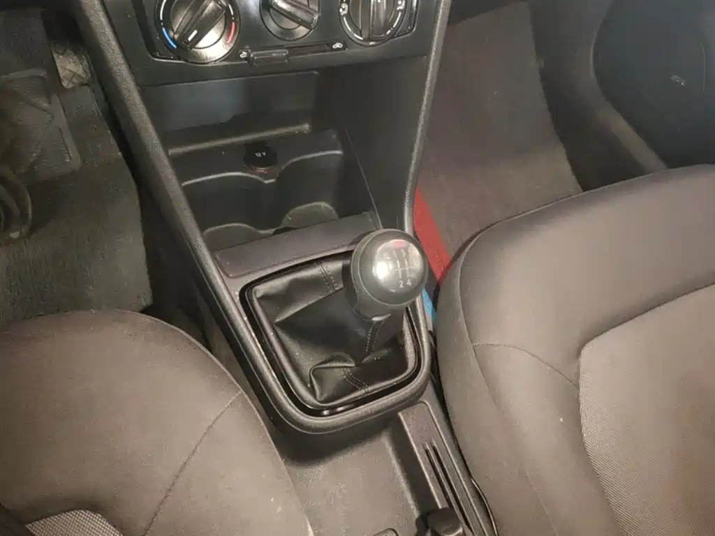 Volkswagen Jetta 2015 1.6L Manual Trend фото 14