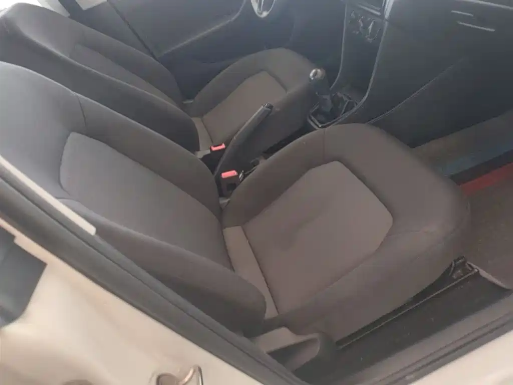 Volkswagen Jetta 2015 1.6L Manual Trend фото 25