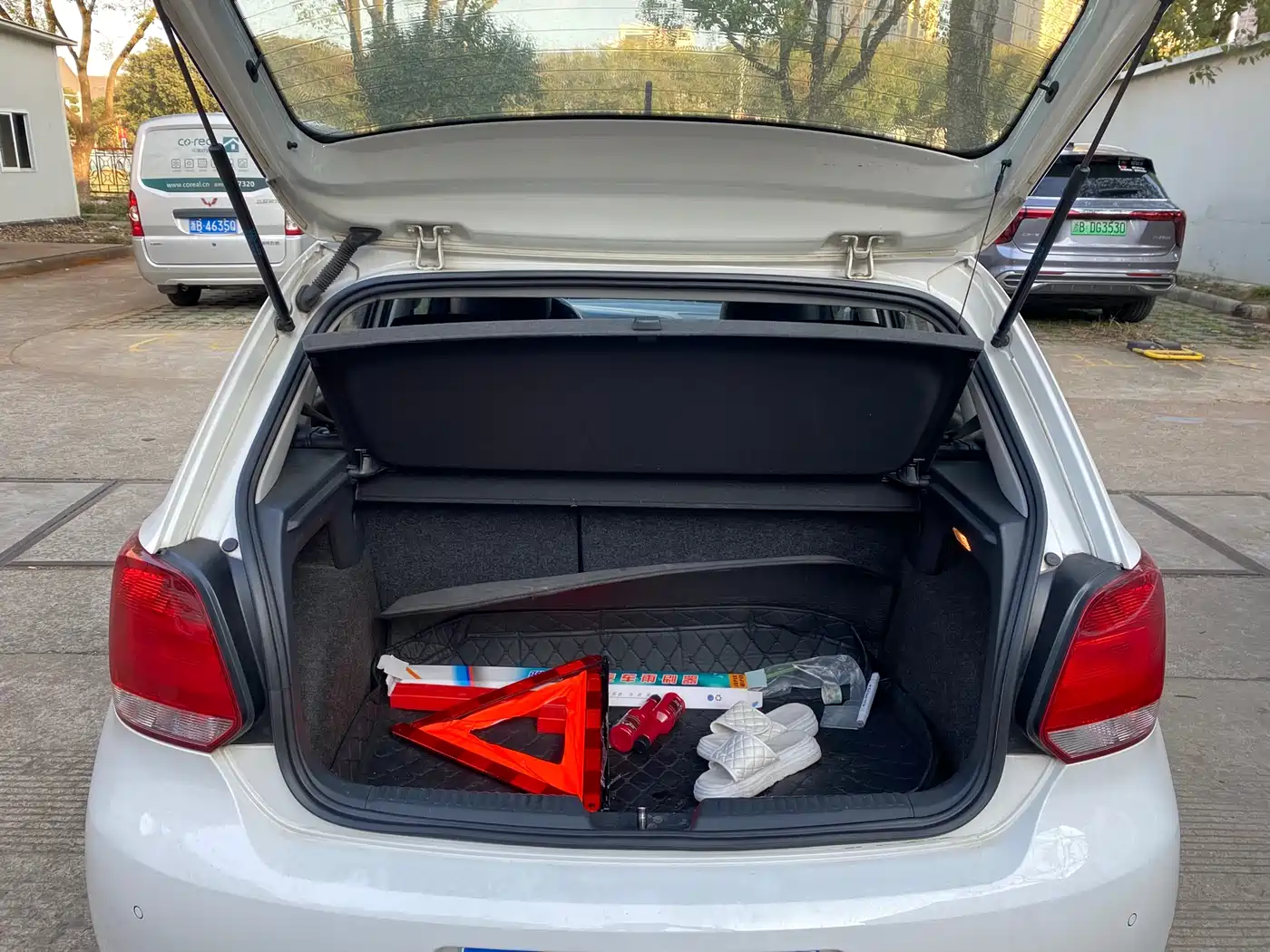 Volkswagen Polo 2011 1.6L Automatic Cool Edition фото 14