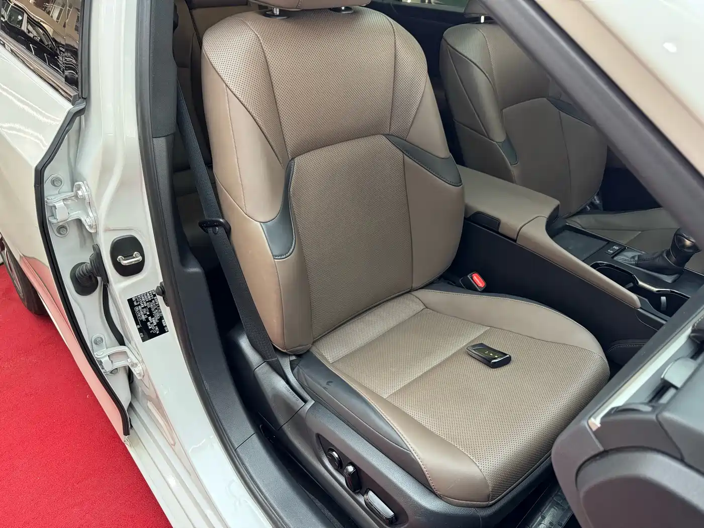 Lexus ES 2023 200 Excellence Edition фото 33
