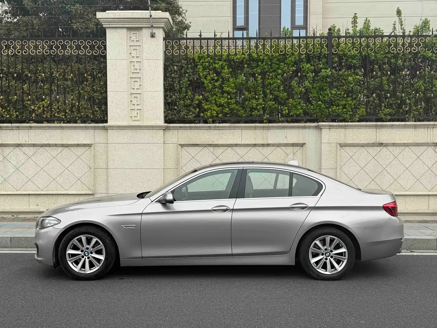 BMW 5 Series (Import) 2014 520i Classic фото 3