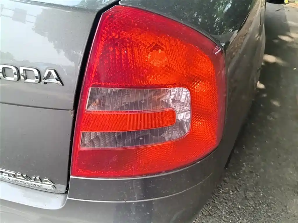 Škoda Octavia 2015 Classic 1.6L Automatic Elite Edition фото 8