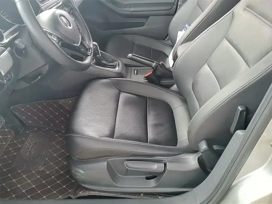 Volkswagen Sagitar 2017 1.6L Automatic Comfort фото 9