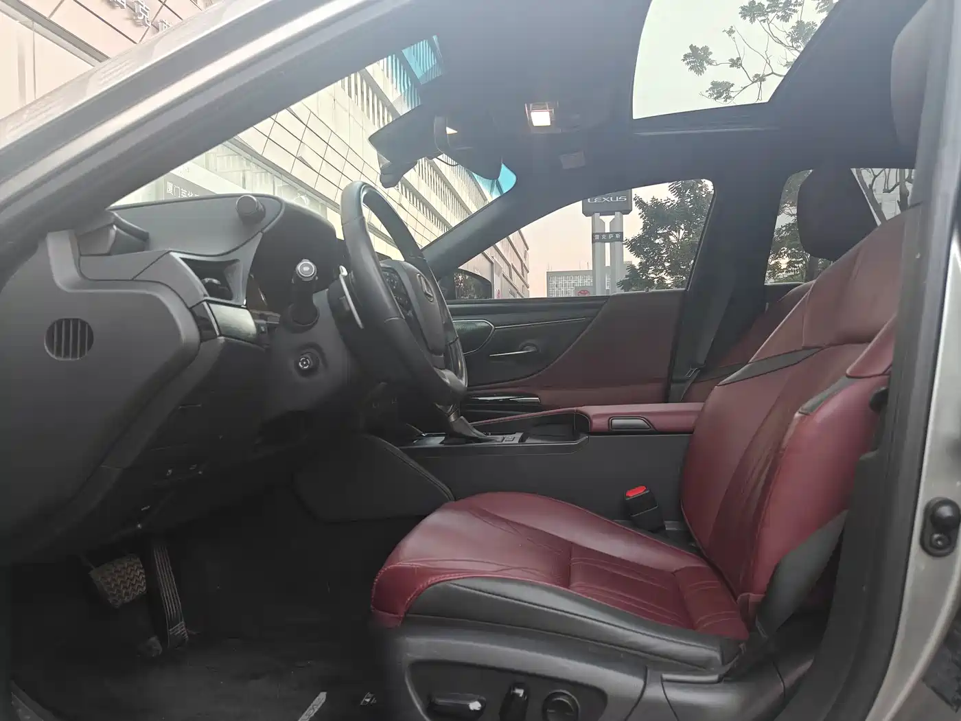 Lexus ES 2022 300h Silver Limited Edition фото 5