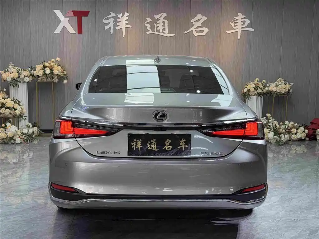 Фото 20 - Lexus ES