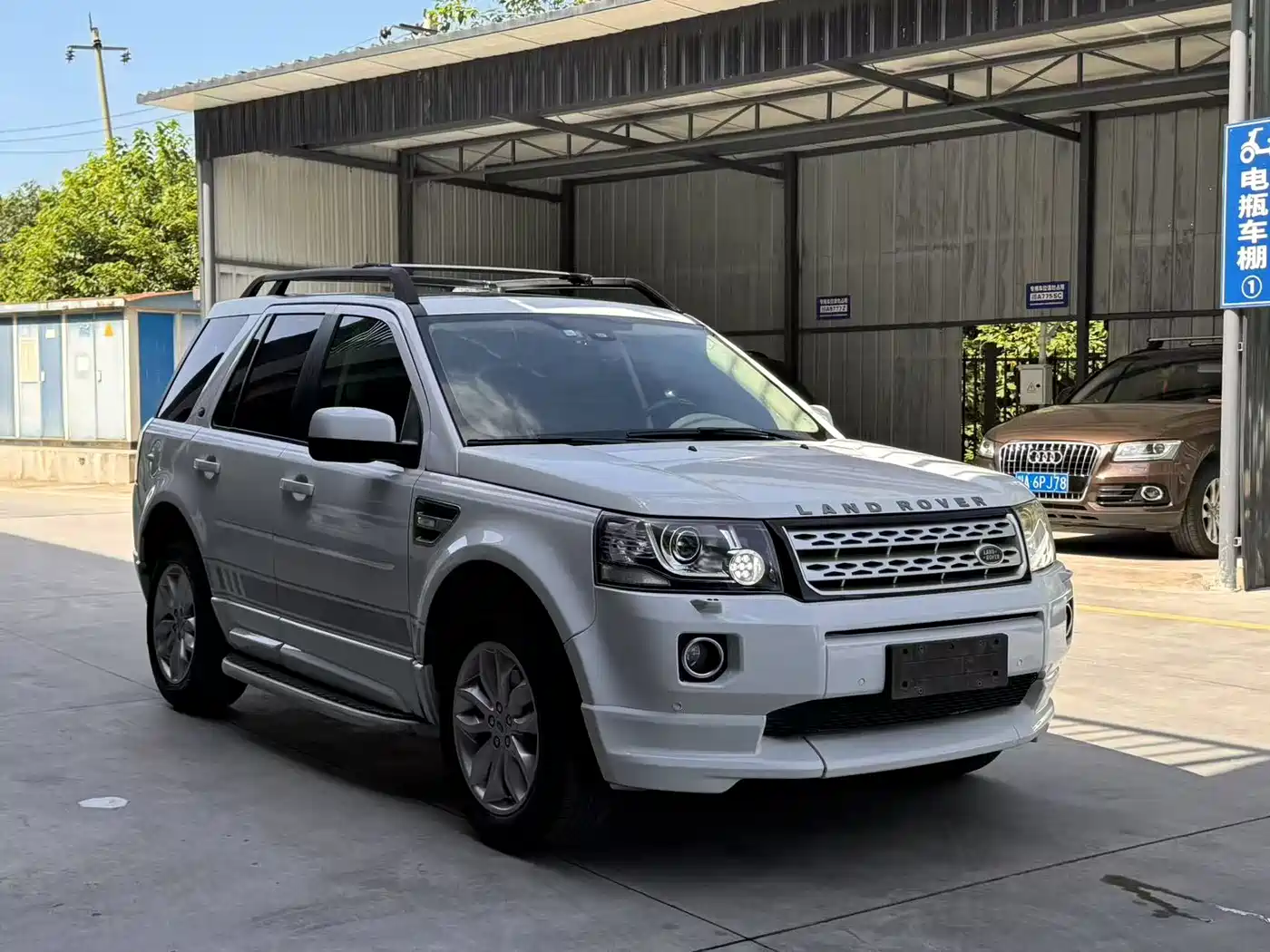 Land Rover Freelander 2 2014 2.0T Si4 HSE Gasoline Edition фото 3