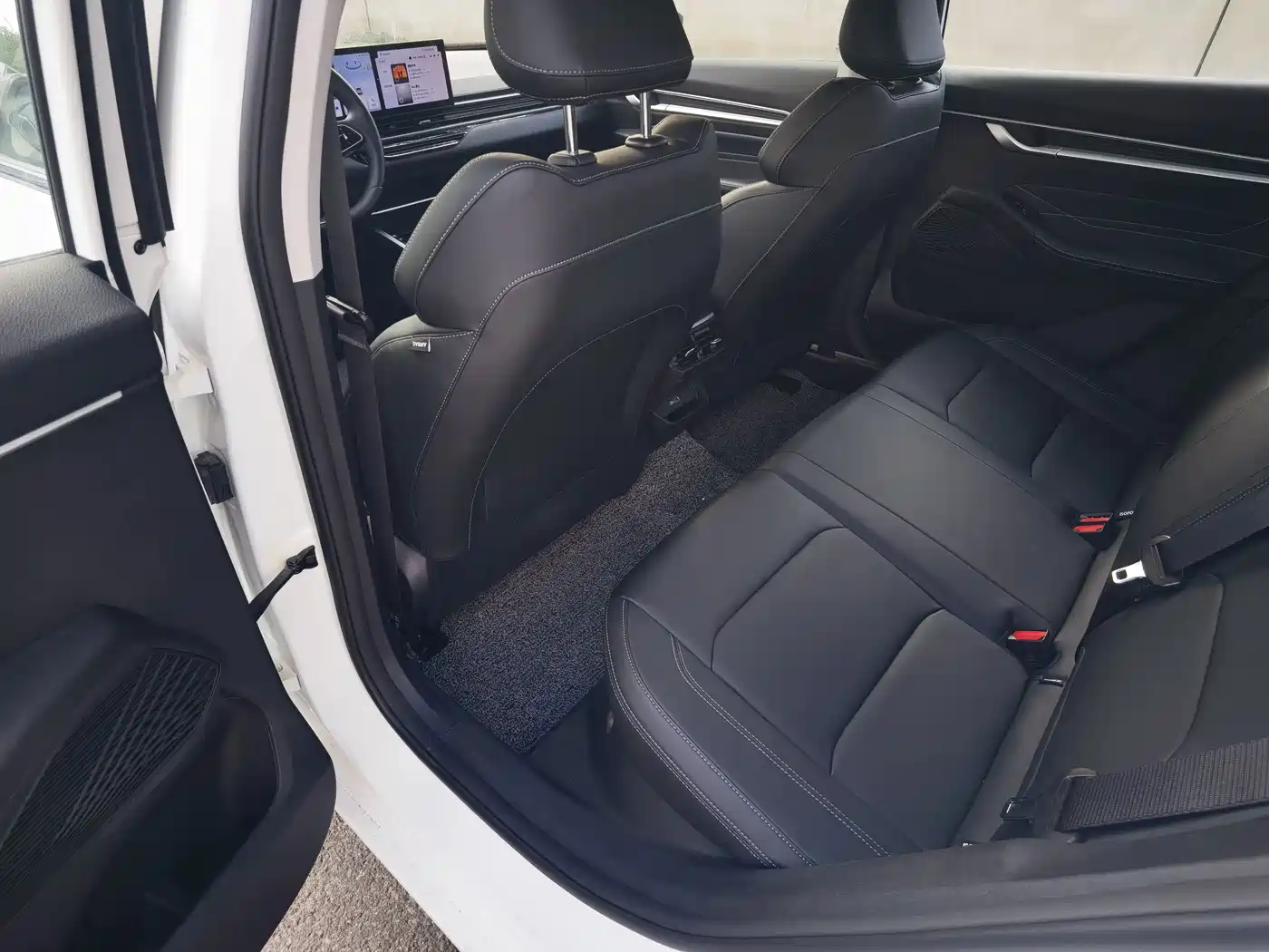 Фото 7 - Geely Emgrand
