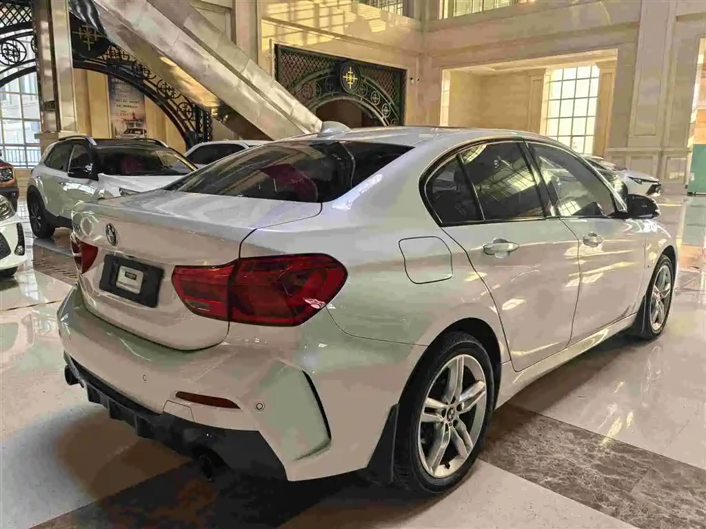 BMW 1 Series 2022 120i M Sport Shadow Edition фото 21