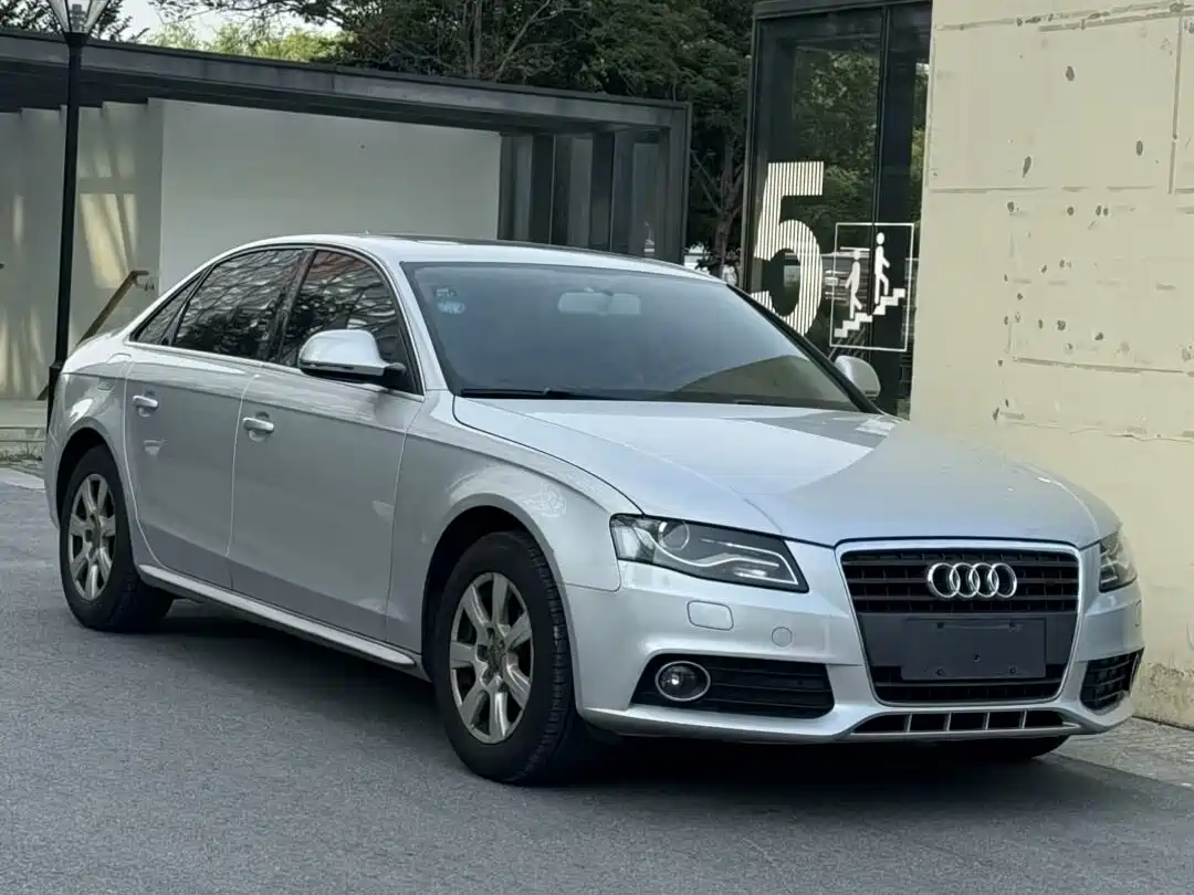 Audi A4L 2011 2.0 TFSI Standard фото 3