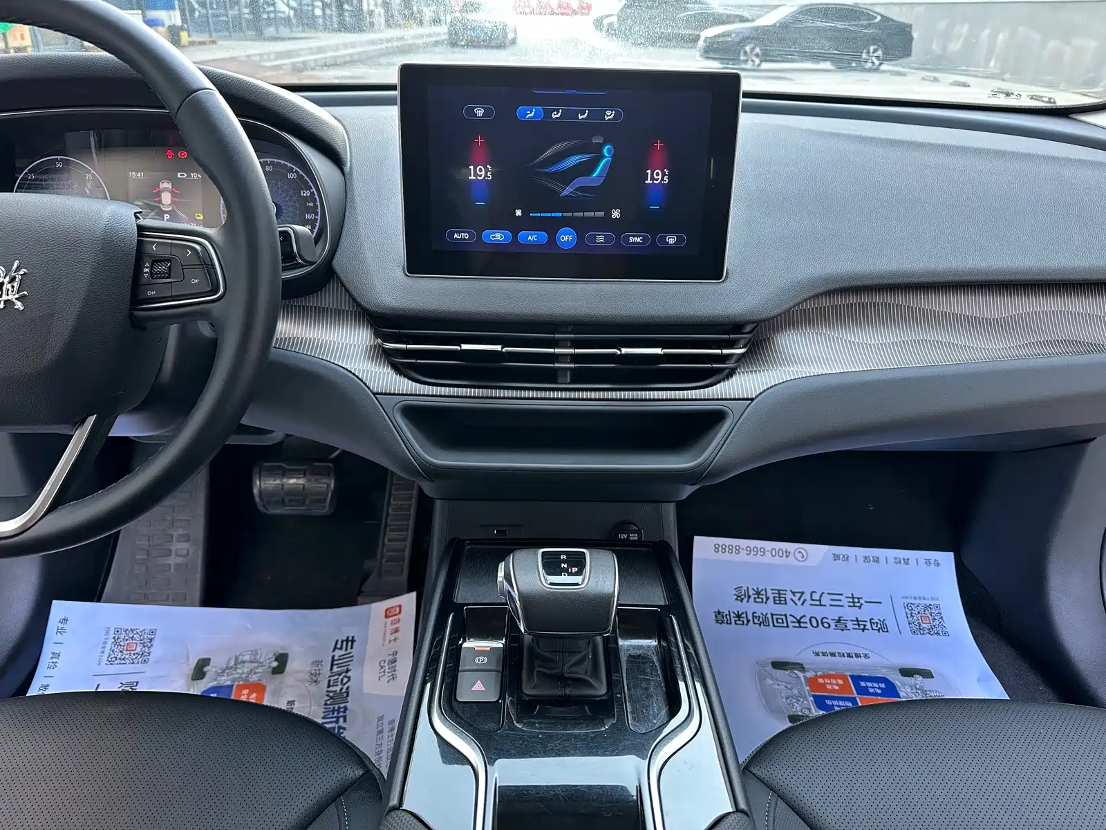 Фото 16 - Hongqi E-QM5