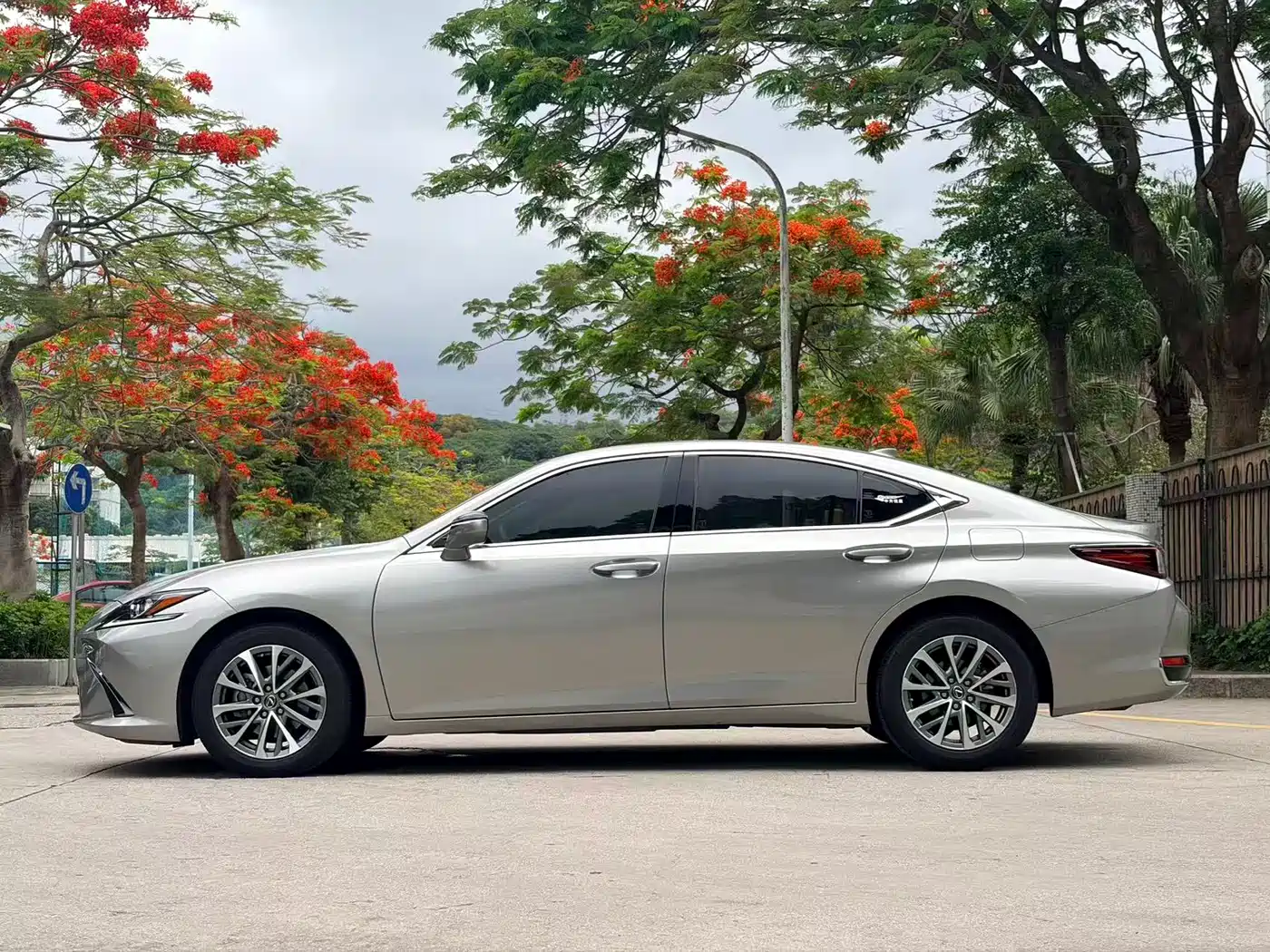Lexus ES 2023 200 Excellence Edition фото 7