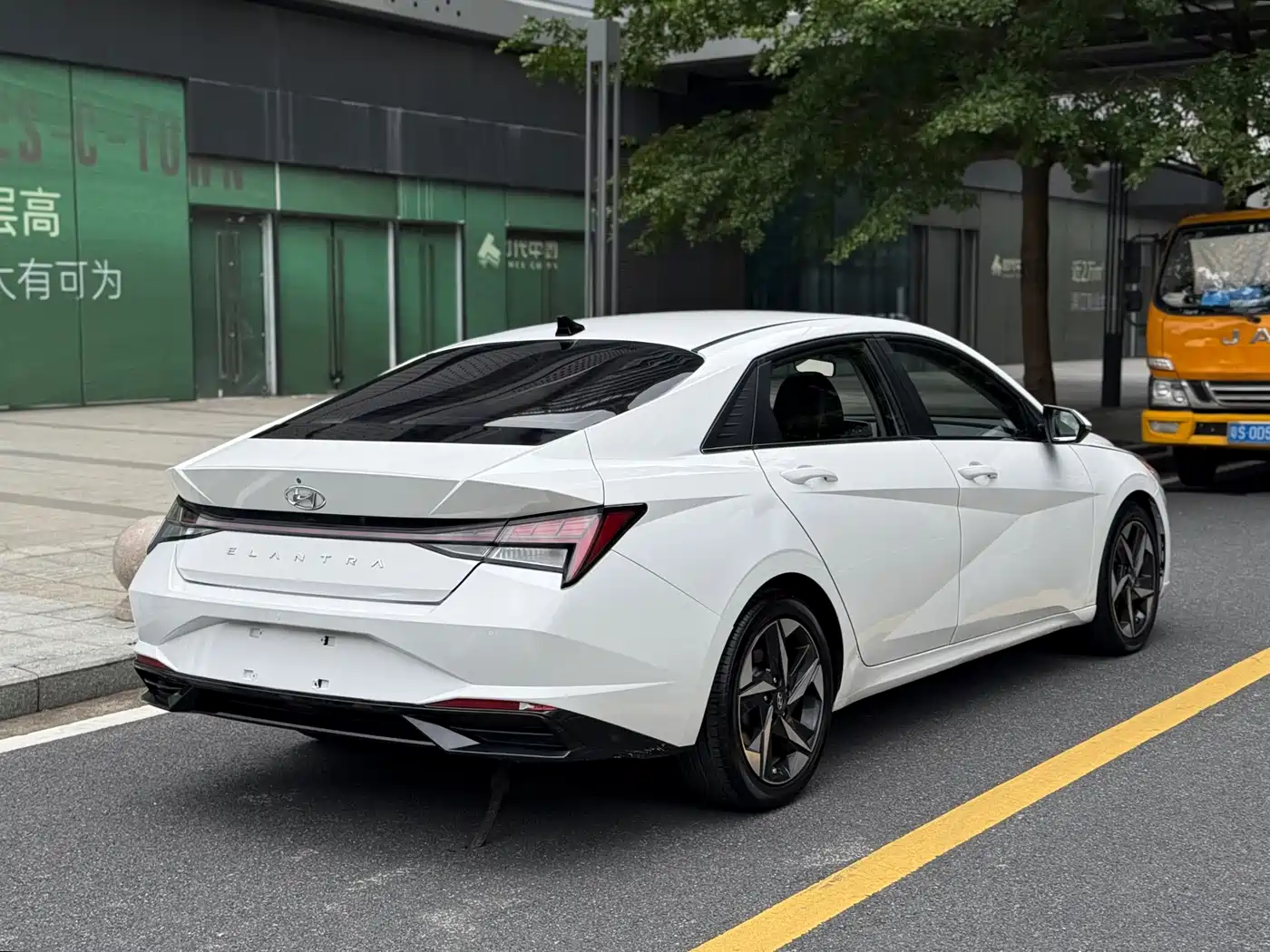 Hyundai Elantra 2021 1.5L CVT LUX Premium Edition фото 4