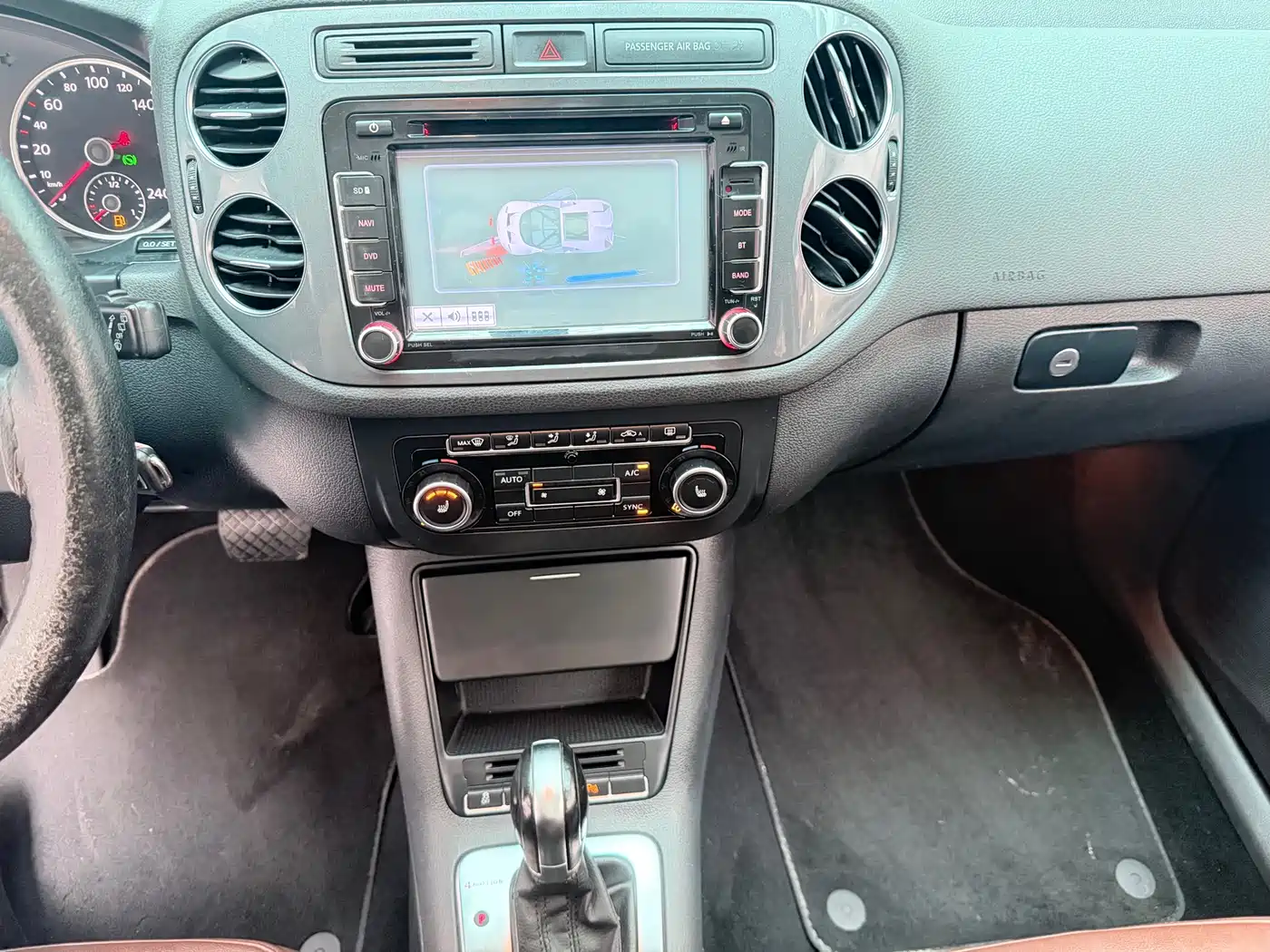 Volkswagen Tiguan 2012 2.0TSI Luxury Edition фото 12