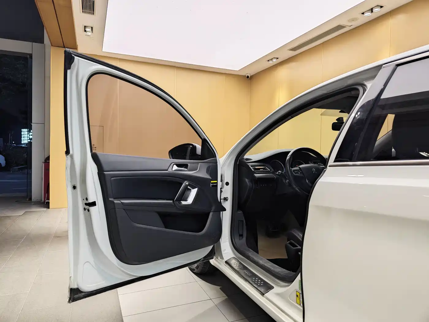 Peugeot 408 2015 Model 1.2T Automatic Luxury Edition фото 8