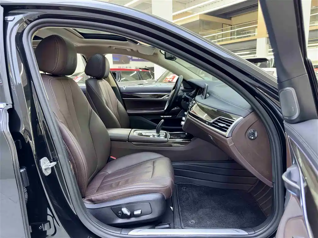 BMW 7 Series 2016 730Li Leading фото 5
