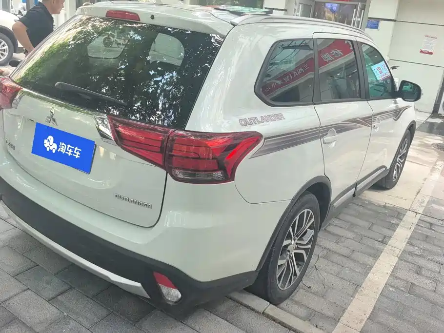 Photo 3 - Mitsubishi Outlander