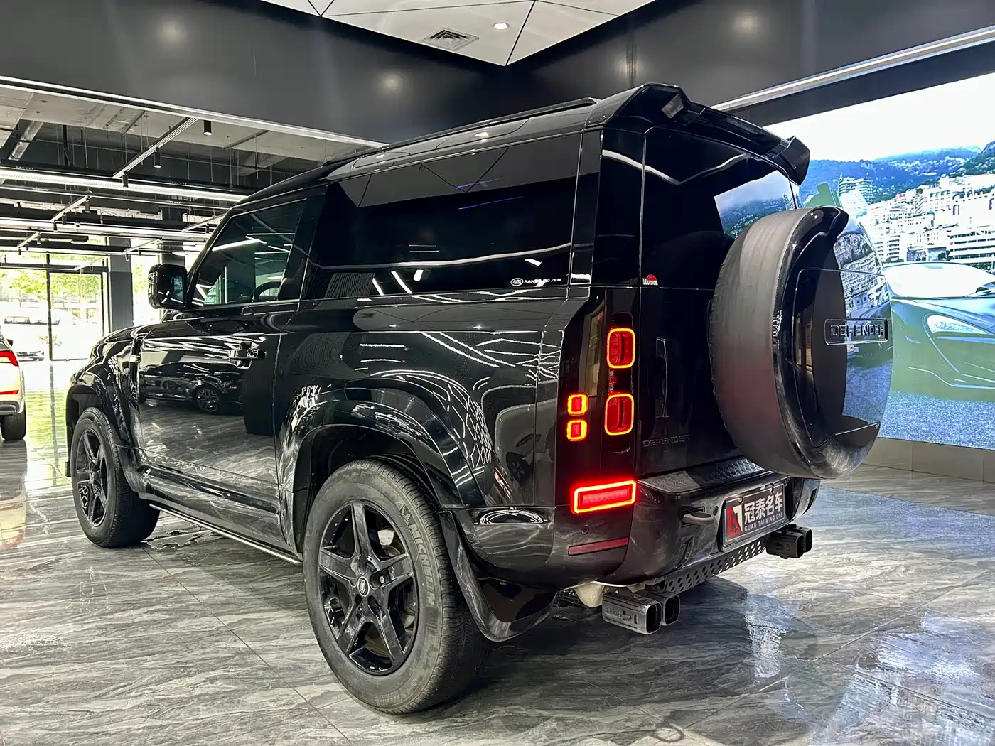 Land Rover Defender 2023 Model 90 2.0T P300 SE фото 7