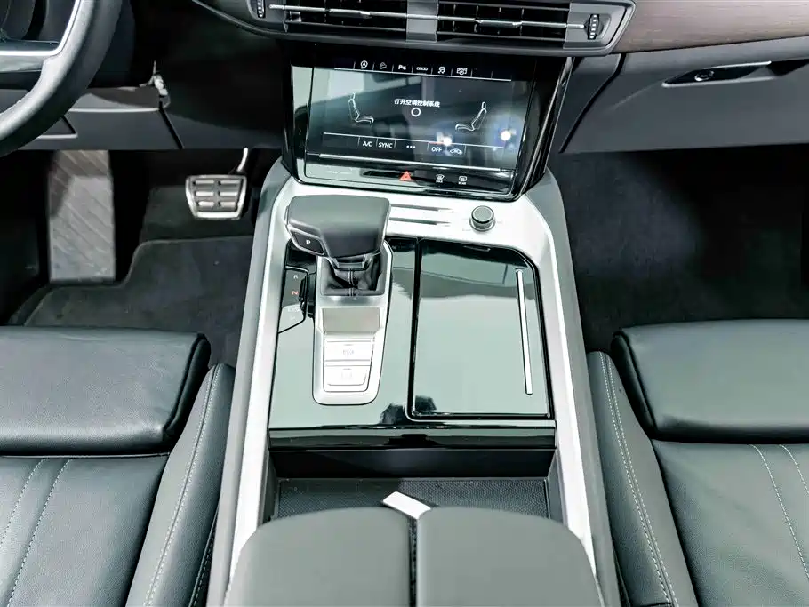 Audi Q6 2025 40 TFSI quattro Commemorative Edition Yulin Package 7-Seater фото 11
