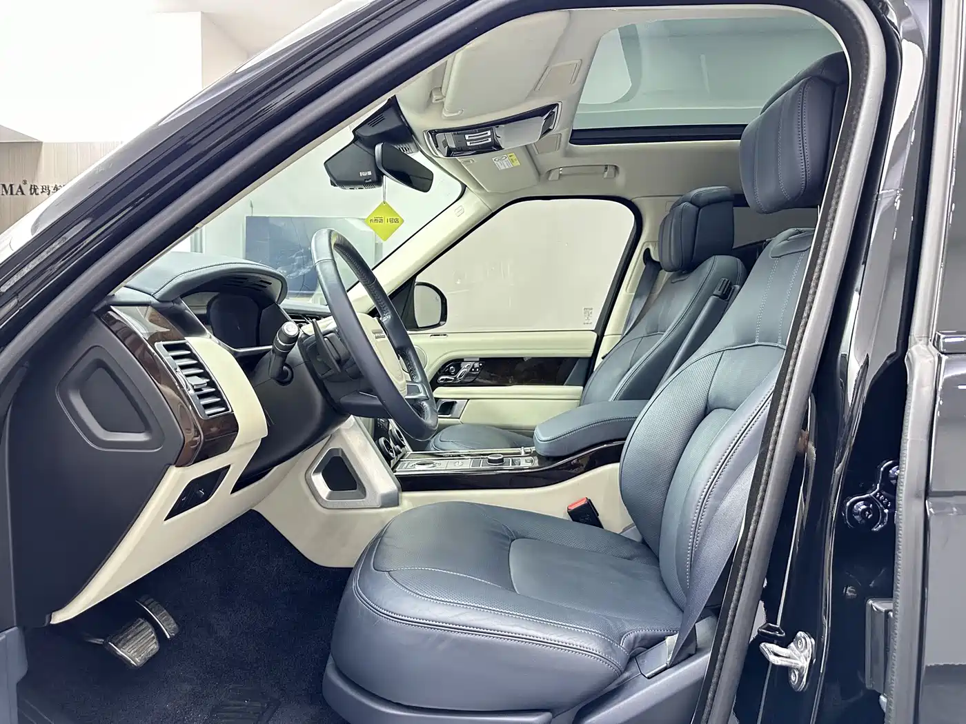 Land Rover Range Rover 2022 3.0 L6 400PS Heritage Extended Classic Edition фото 10