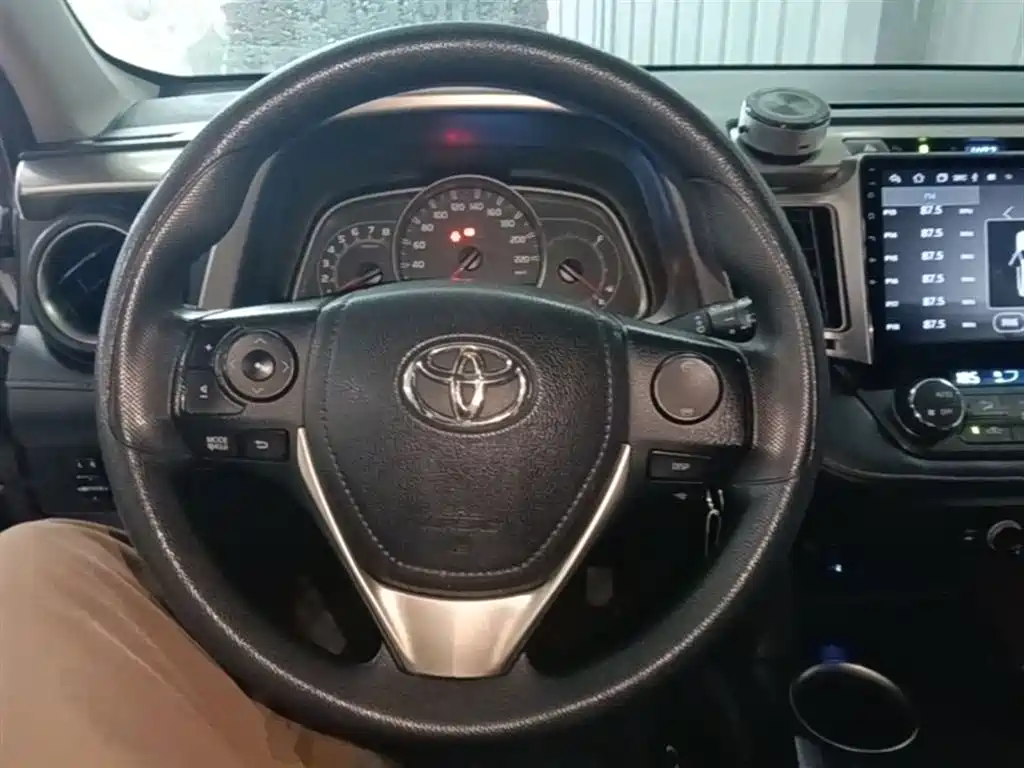 Toyota RAV4 Rongfang 2015 2.0L CVT 2WD Trend Edition фото 11