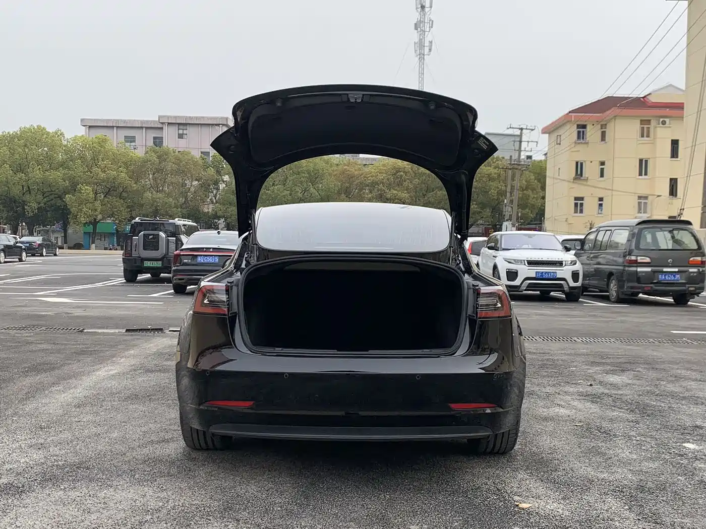 TESLA MODEL 3