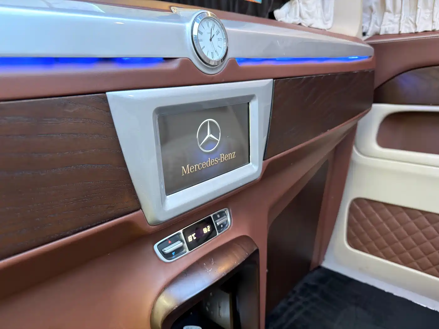 Mercedes-Benz V-Class 2018 V 260 L Premium Long Wheelbase Edition China VI фото 4
