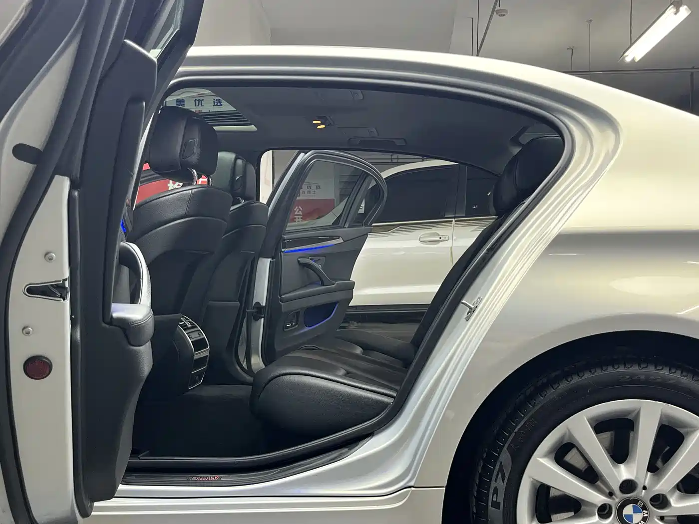 BMW 5 Series 2011 535Li Leading фото 21