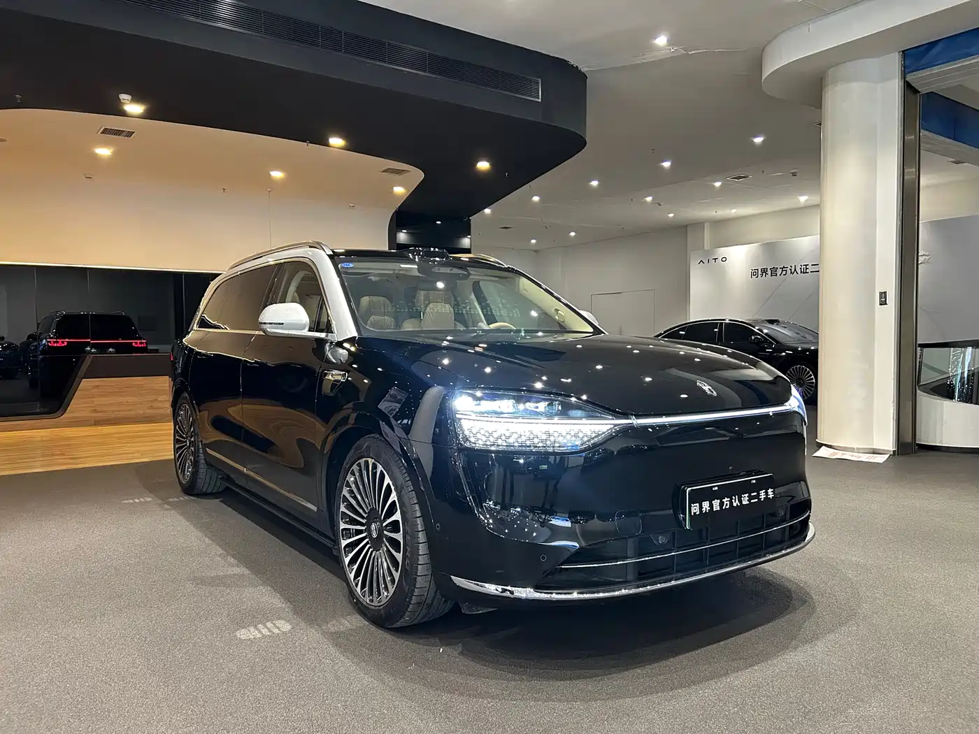 AITO Wenjie AITO M9 2025 Extended Range Ultra 52kWh 6-Seater фото 3