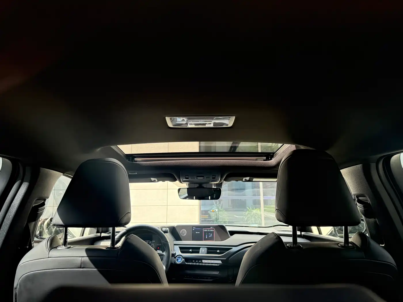 Lexus UX Electric 2020 300e Pure Enjoyment Edition фото 17