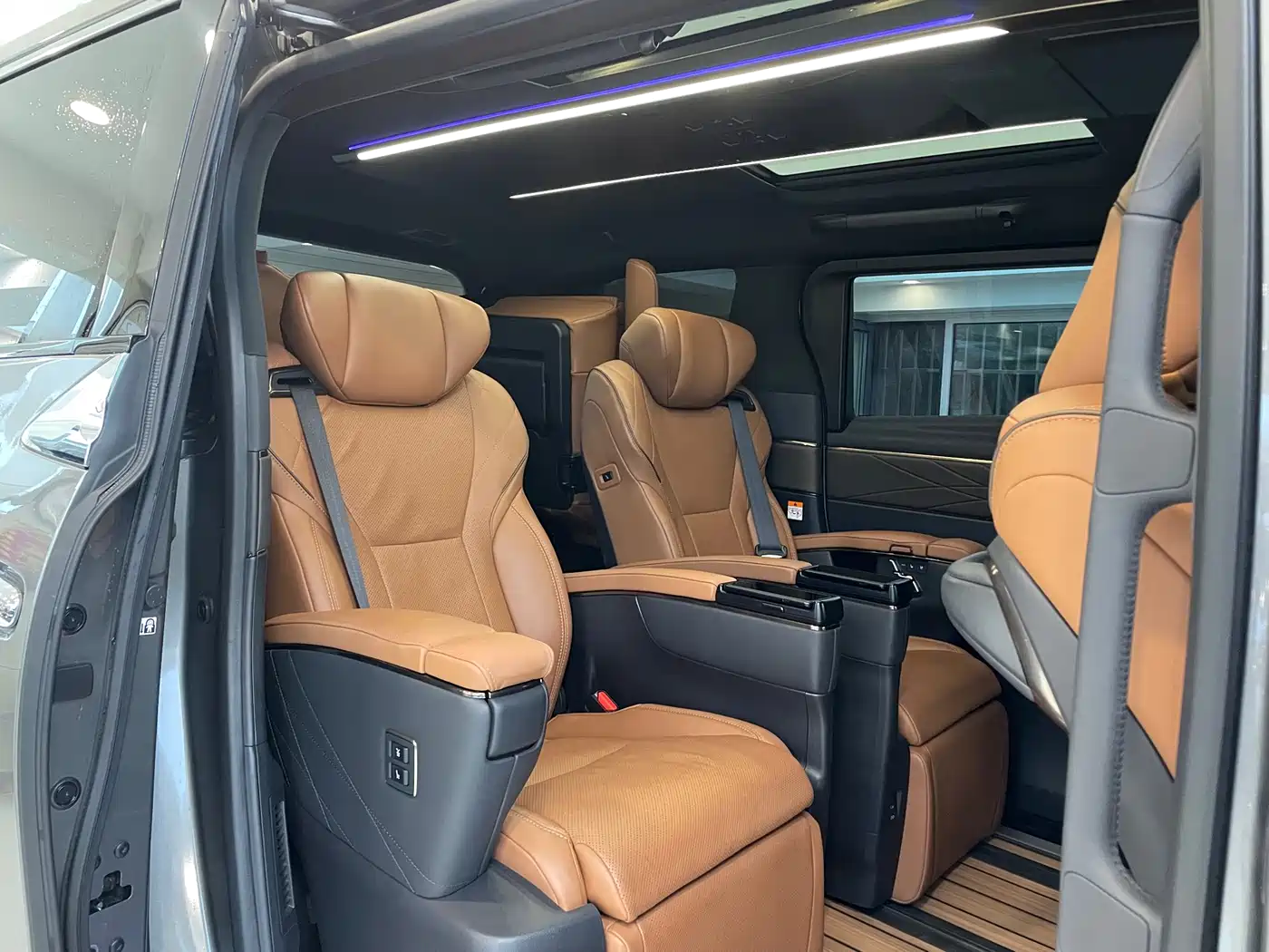 Toyota Vellfire 2024 Crown Hybrid 2.5L Premium Edition фото 12