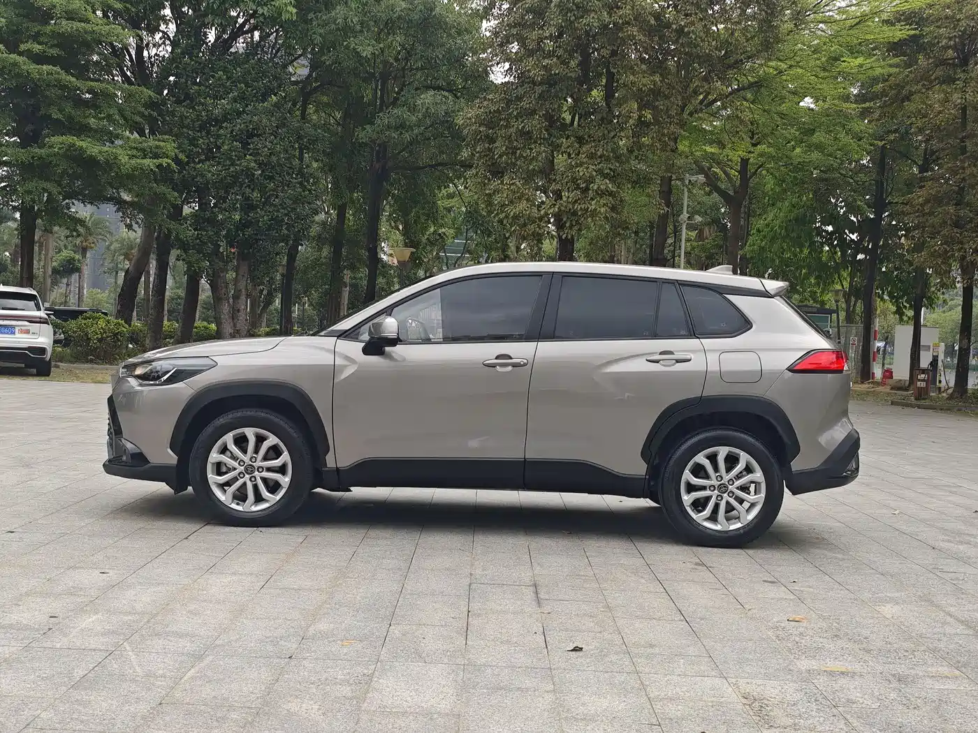Toyota Frontlander 2023 2.0L CVT Elite Edition фото 4