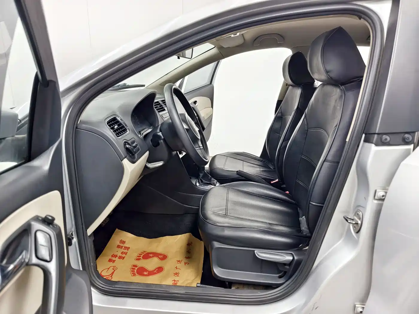 Volkswagen Polo 2011 1.4L Automatic Style Edition фото 10