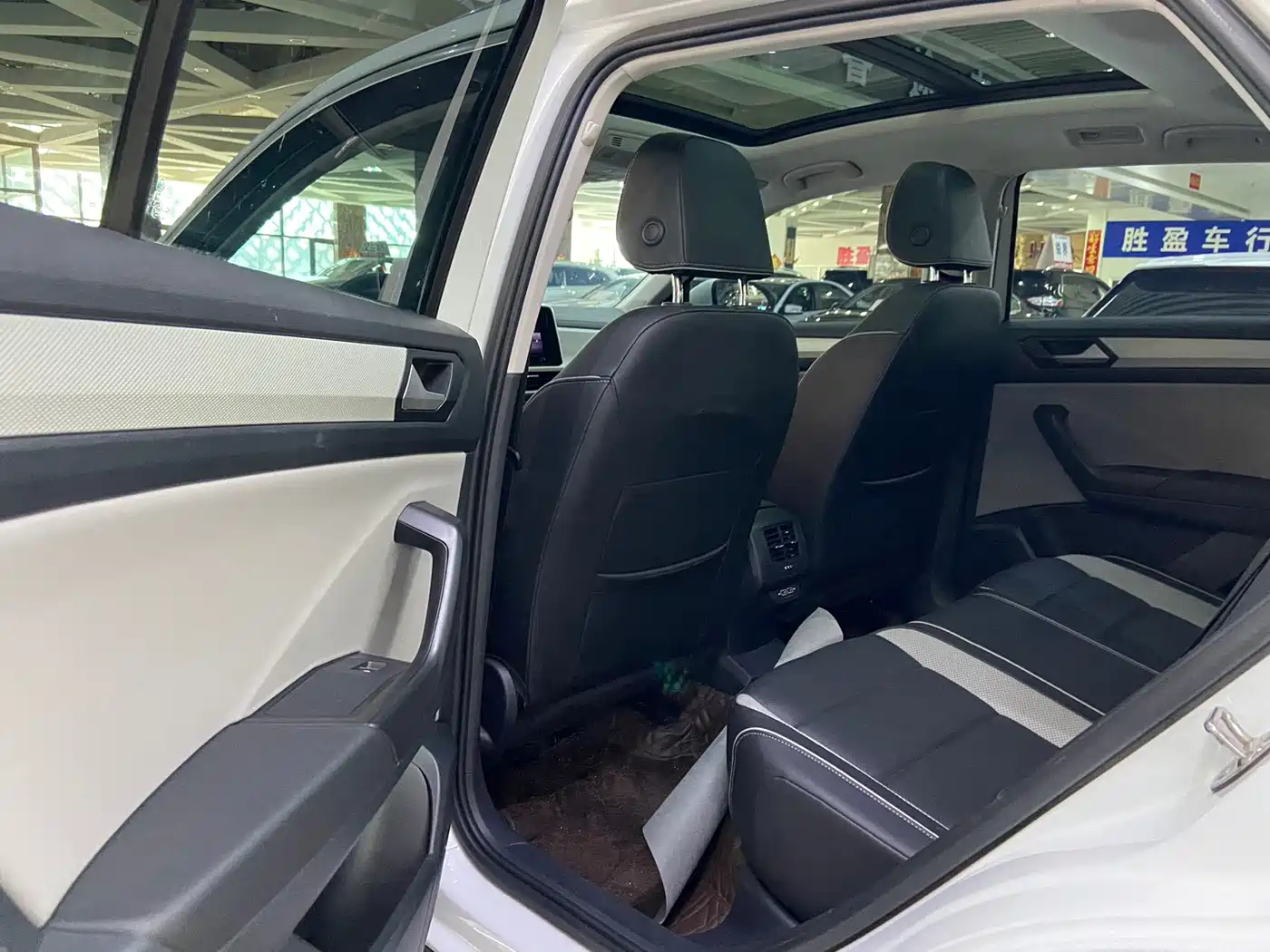 Volkswagen T-ROC 2023 280TSI DSG 2WD Time Edition фото 8