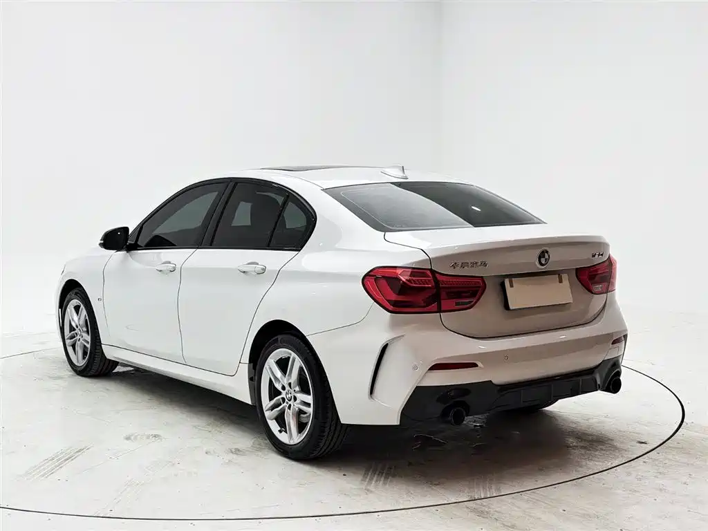 BMW 1 Series 2021 120i M Sport Shadow Edition фото 4