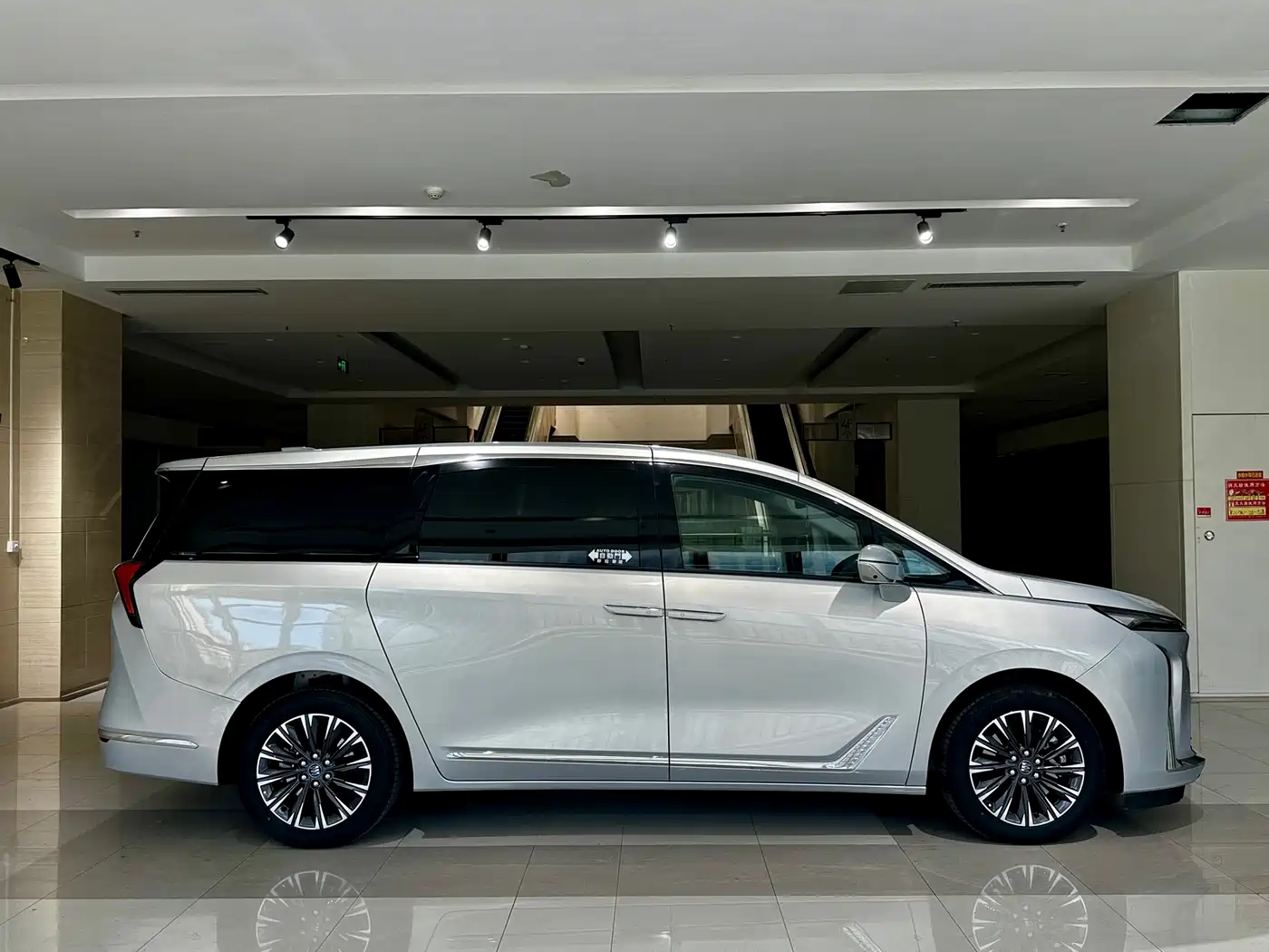Buick GL8 2025 Land Honor Premium Edition фото 4