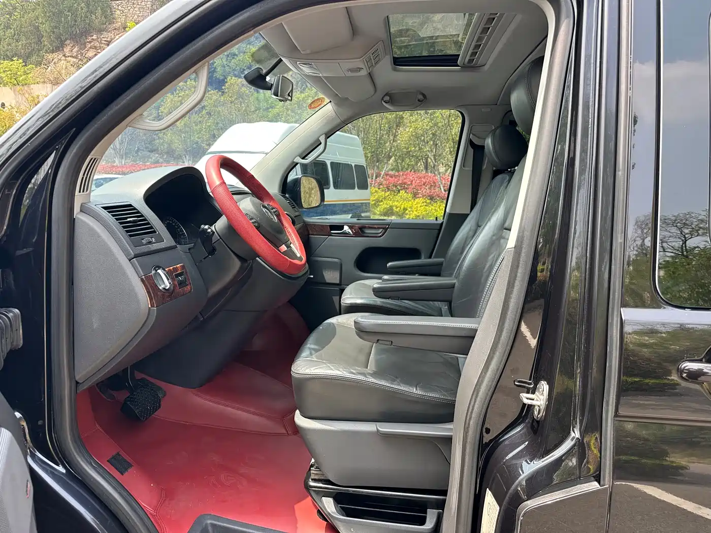 Volkswagen Multivan 2012 2.0TSI 2WD Luxury Edition фото 10
