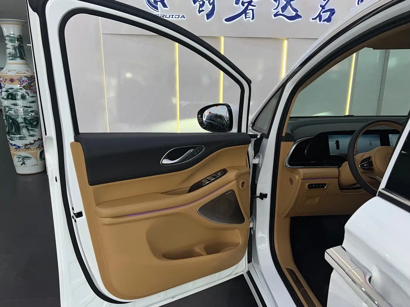 Voyah Auto Voyah Dreamer 2024 PHEV Extended Range Flagship Edition фото 7